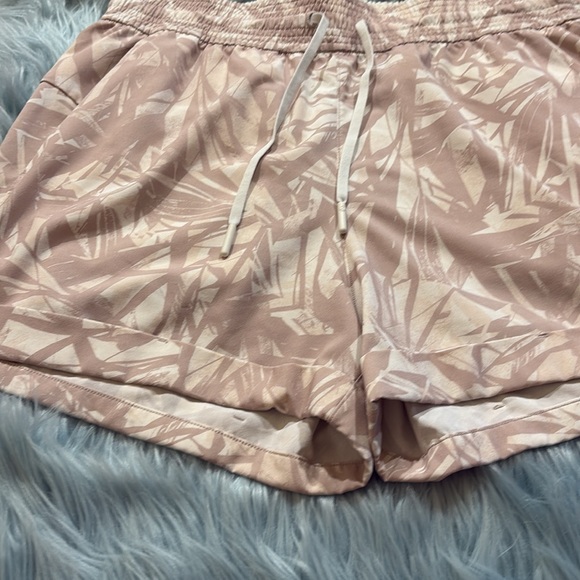 Lululemon Spring Break Away 4 Way Stretch Swift in Shadow Leaf Light Ivory Muse - Picture 6 of 9